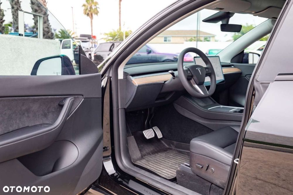 Tesla Model Y - 28