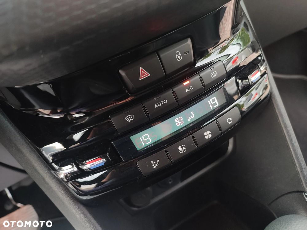 Peugeot 2008 1.2 Pure Tech GPF Allure S&S EAT6 - 34