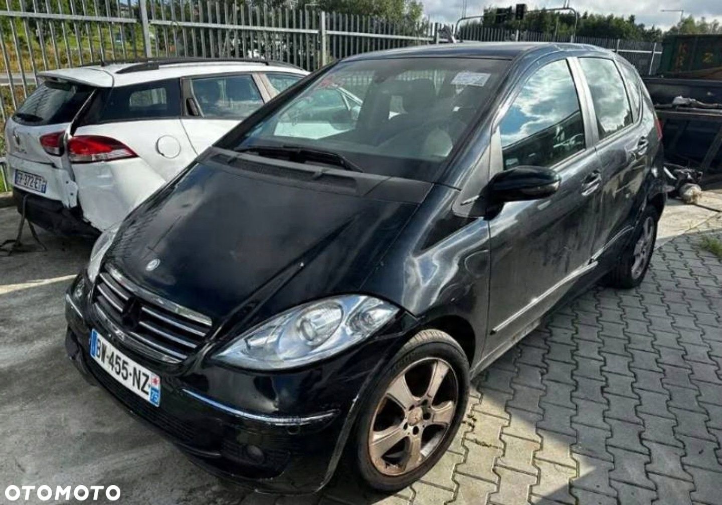Mercedes-Benz A-KLASA W169 04-12 CZARNY BŁOTNIK PRZÓD LEWY 191 - 1