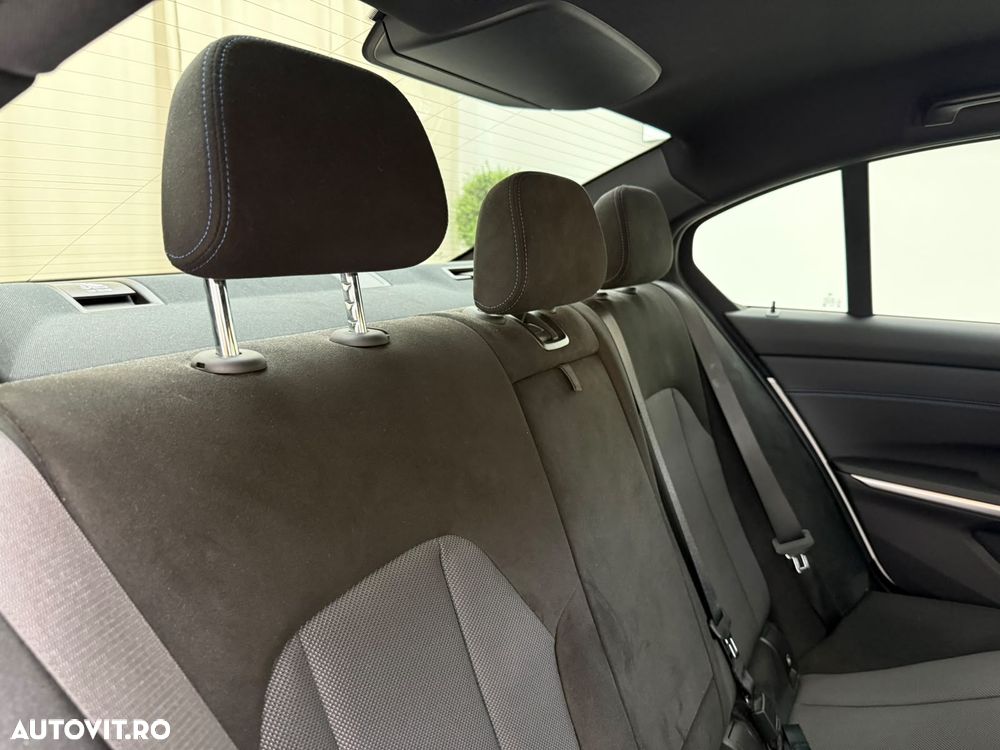 BMW Seria 3 320d xDrive AT MHEV - 32