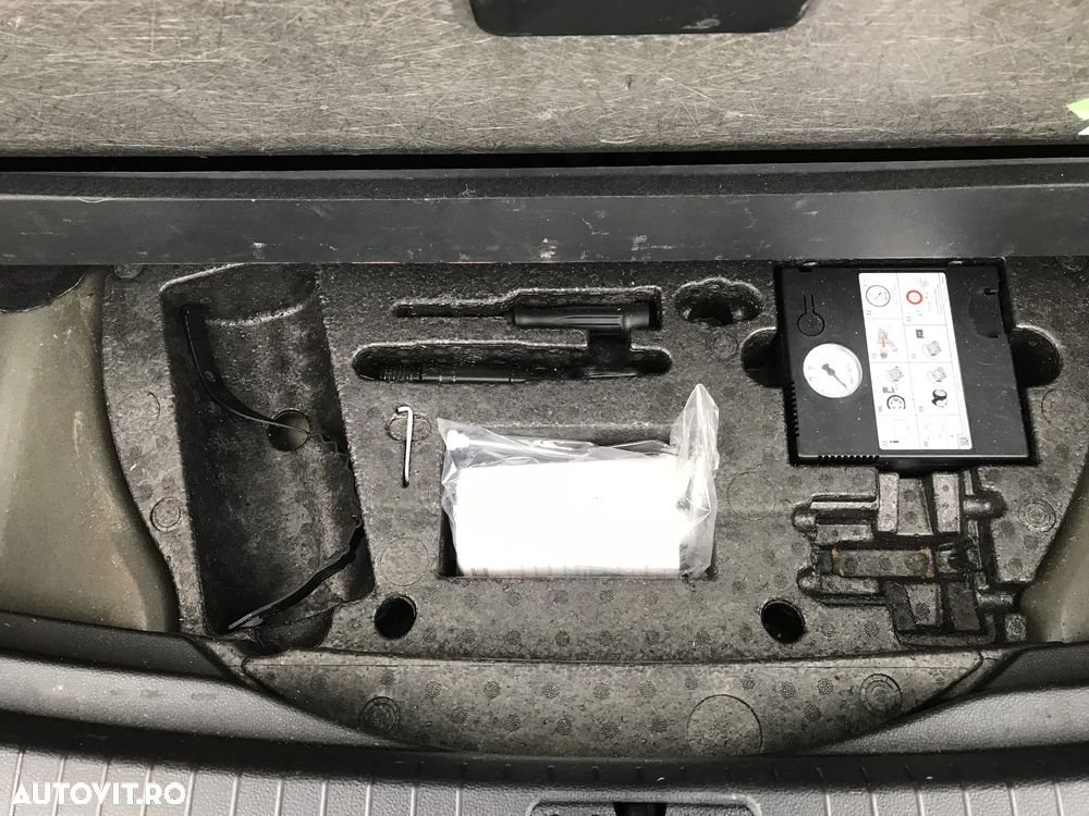 Volkswagen Touran 2.0 TDI SCR DSG Trendline - 35