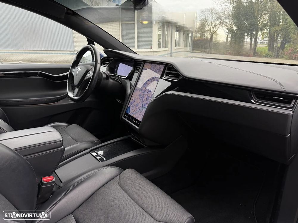 Tesla Model X - 14