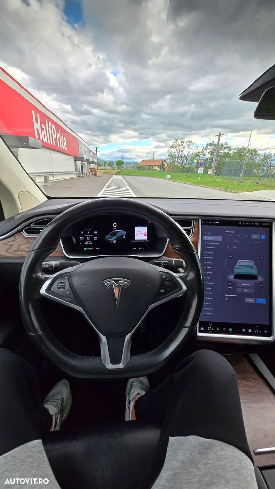 Tesla Model X - 14