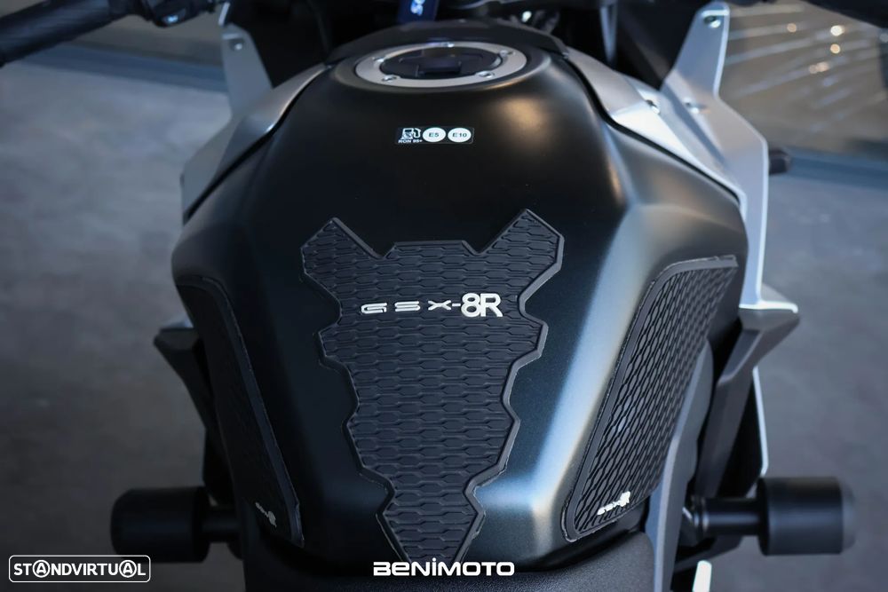 Suzuki GSX-R 8R - 16