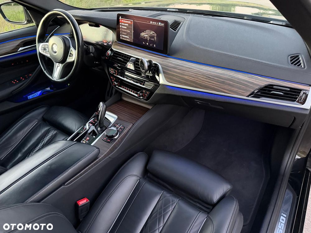 BMW Seria 5 M550i xDrive - 25