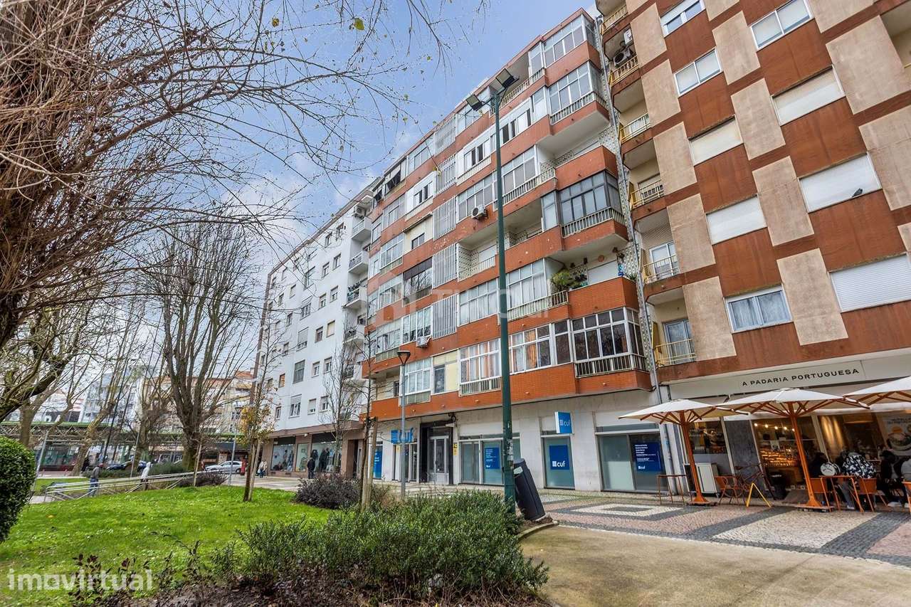 T4 de 154 m², NO CENTRO DA AMADORA (PARQUE DELFIM GUIMARÃES) - Grande imagem: 2/33