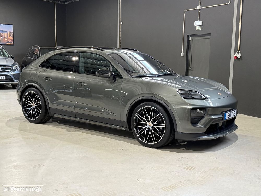 Porsche Macan Electric 4 - 5