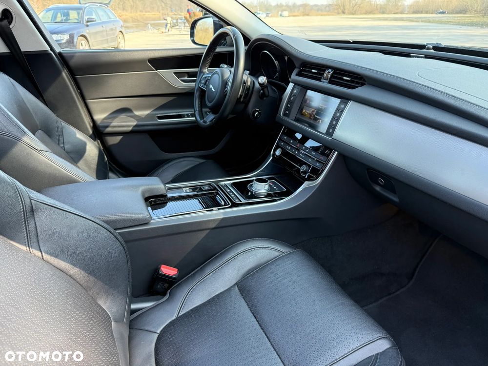 Jaguar XF 35t Portfolio - 27