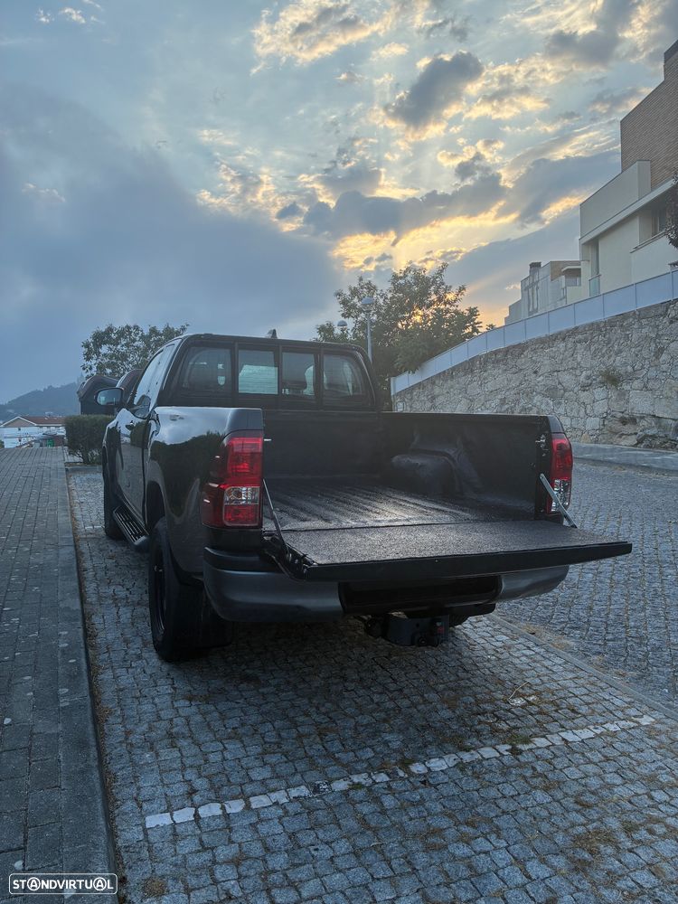 Toyota Hilux 2.4 D-4D 4WD CD CH Aut. - 12