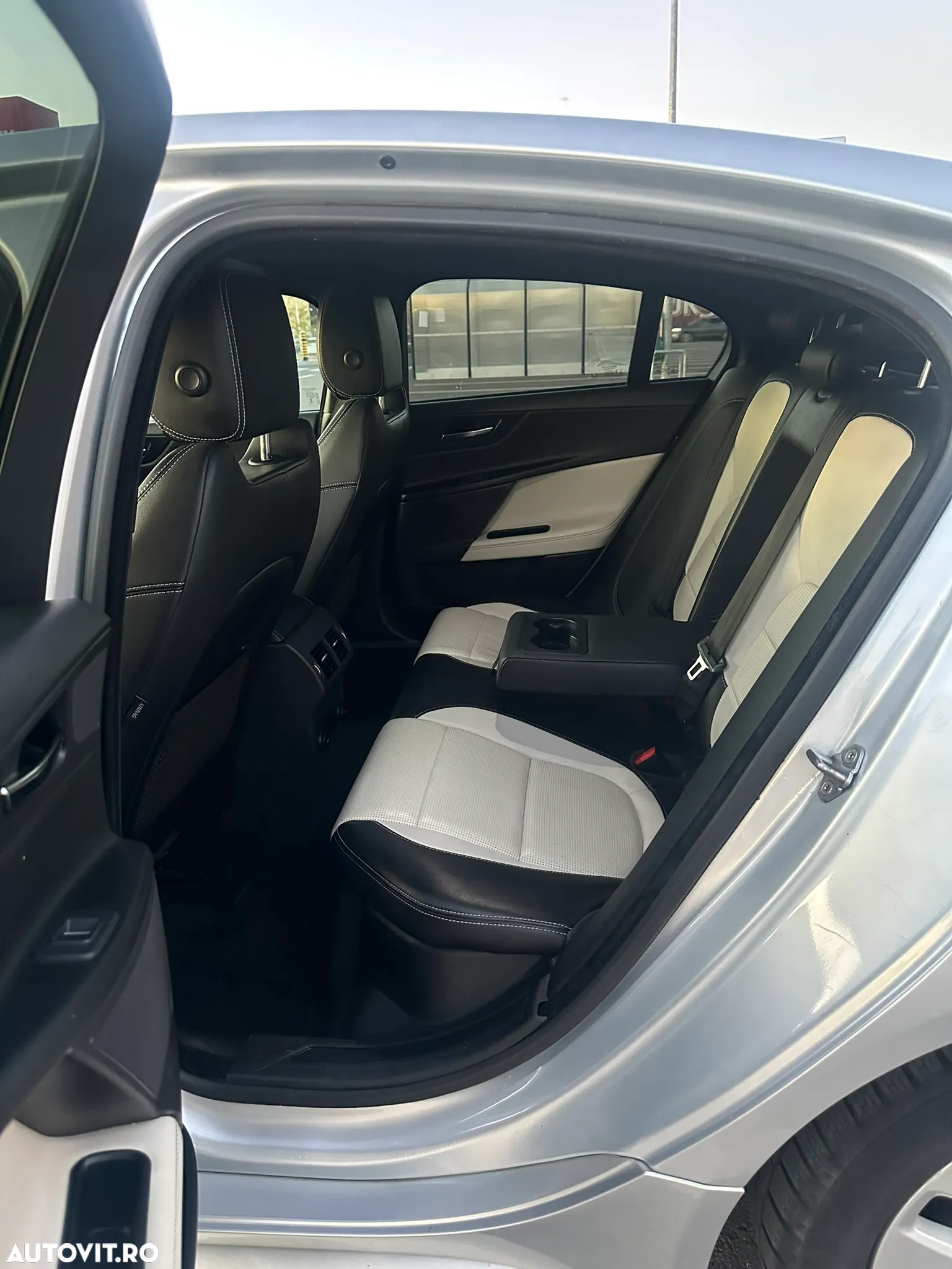 Jaguar XE 2.0 R-Sport - 15