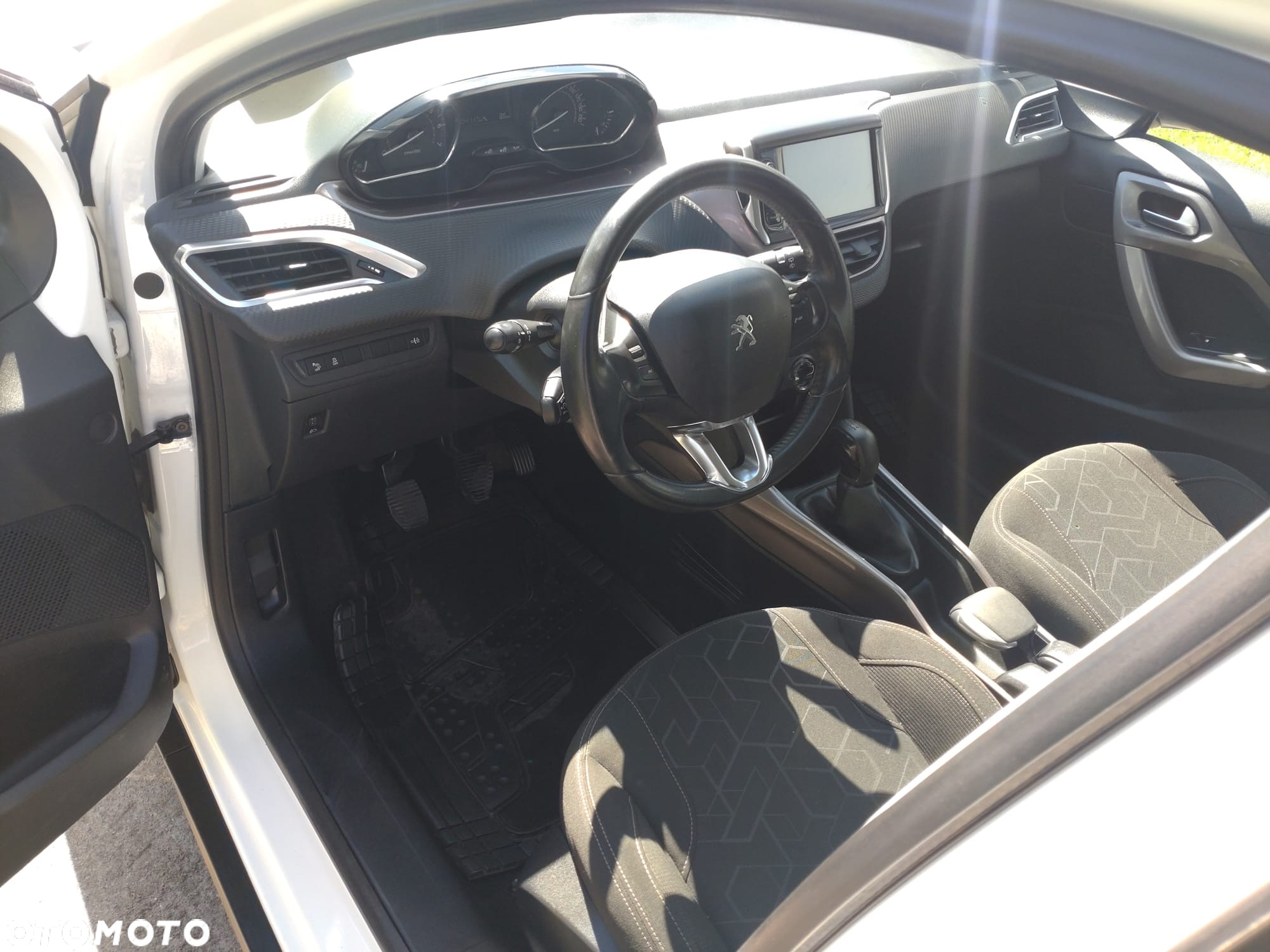 Peugeot 2008 1.2 Pure Tech Allure S&S - 12