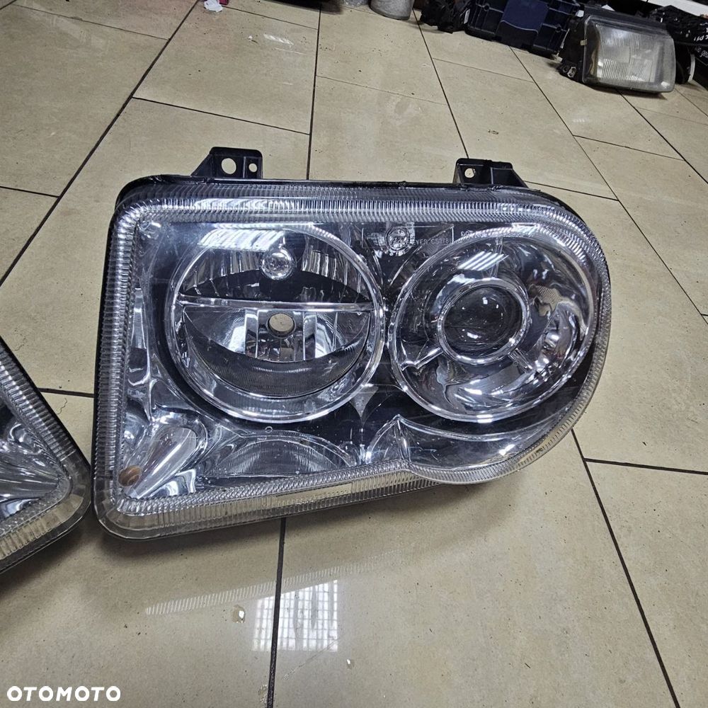 Lampa przednia  / Lampy przednie / przód prawa lewa / Chrysler 300 C - 5