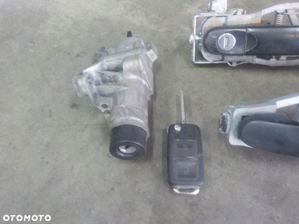 VW T5 STACYJKA  KLAMKI DRZWI  WKŁADKI PRAWA LEWA - 3