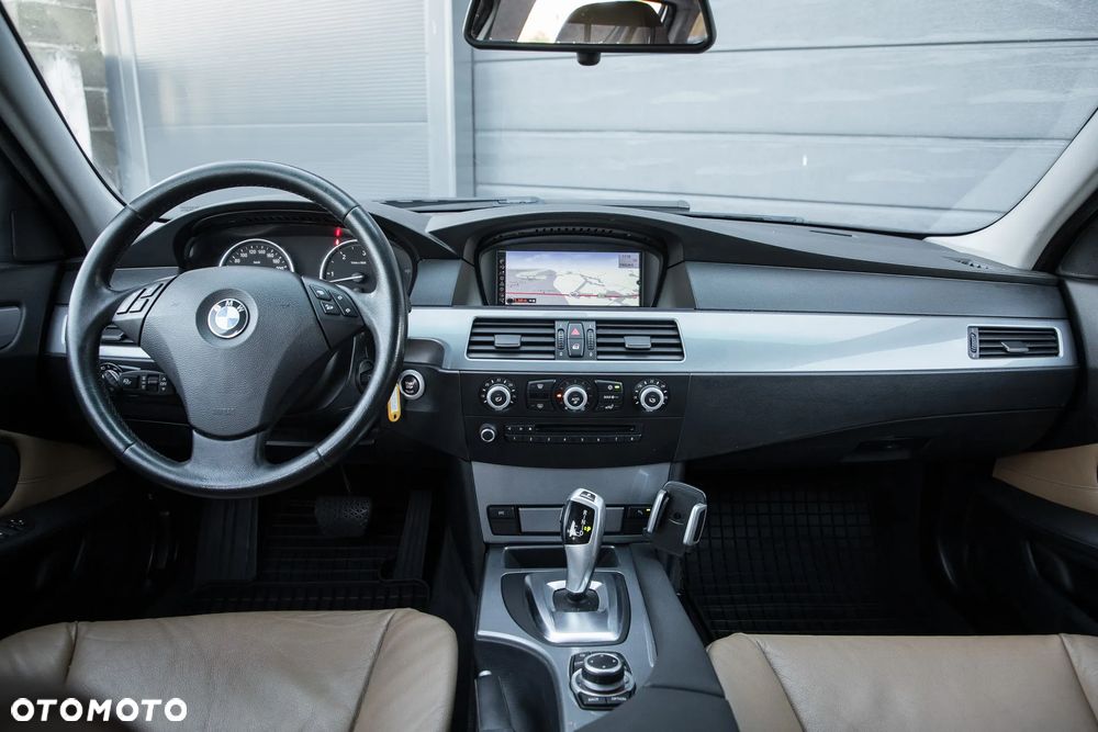 BMW Seria 5 525d xDrive Touring - 26