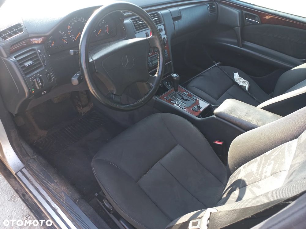 Mercedes W210 2.2 Diesel 70kw  98r wszystkie części lampa  drzwi - 5