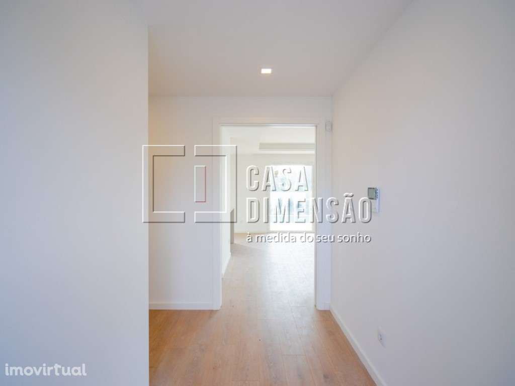 Moradia de Arquitectura Moderna de tipologia T4 com piscina e jardi... - Grande imagem: 2/60