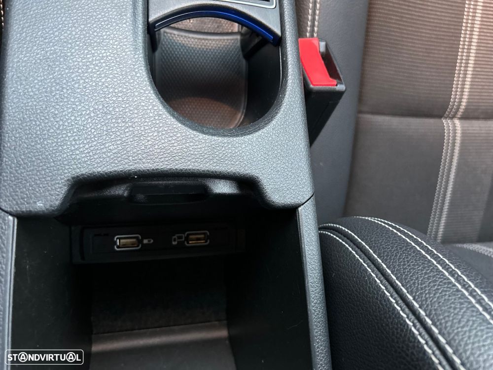 Mercedes-Benz CLA 200 - 43