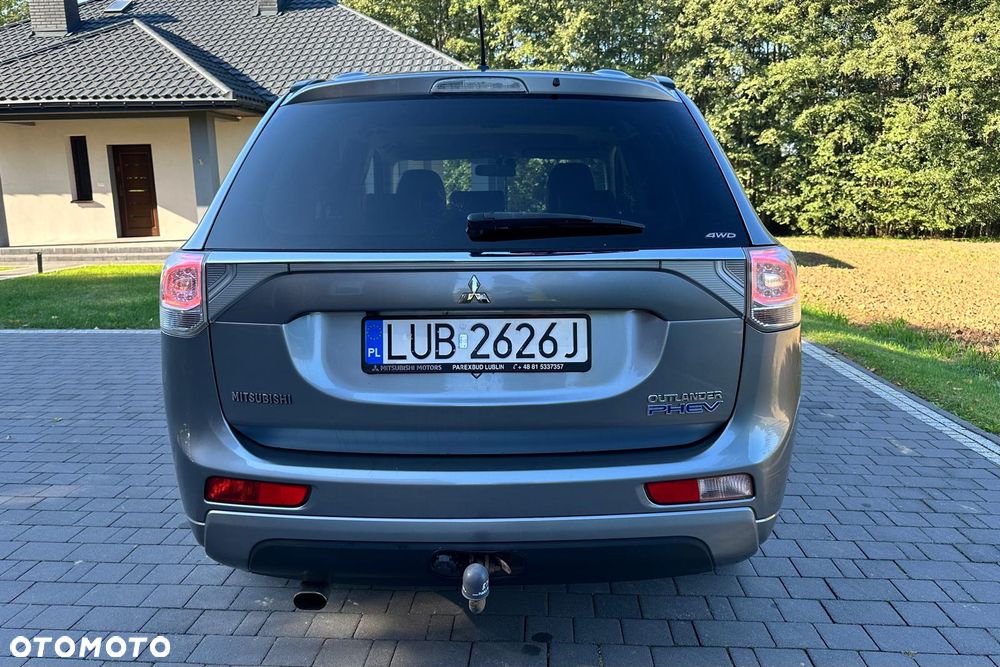 Mitsubishi Outlander Instyle NAVI + - 7