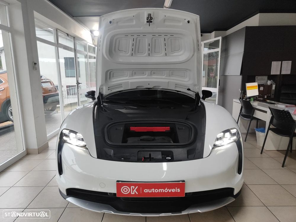 Porsche Taycan Cross Turismo 4 - 21