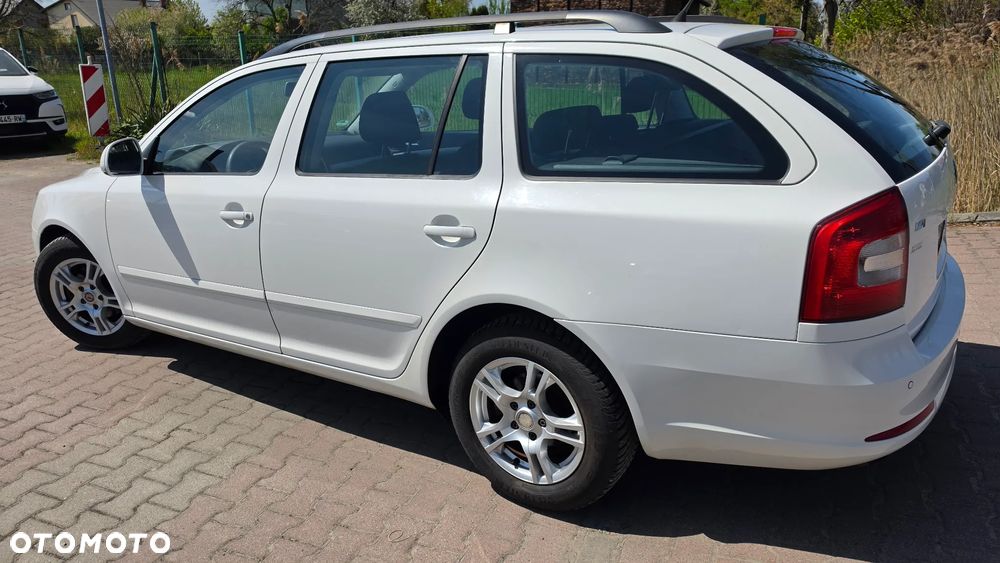 Skoda Octavia 1.6 Combi Ambiente - 25