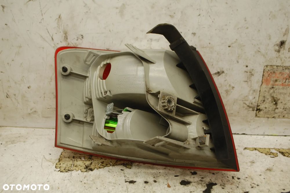 LAMPA PRAWY  TYŁ TYLNA PRAWA W BŁOTNIK AUDI A4 B7 KOMBI  8E9945096C - 4