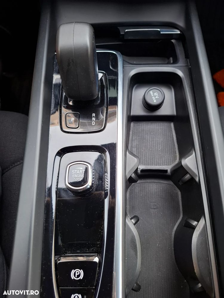Volvo V60 B4 MHEV AT8 FWD Momentum Pro - 26