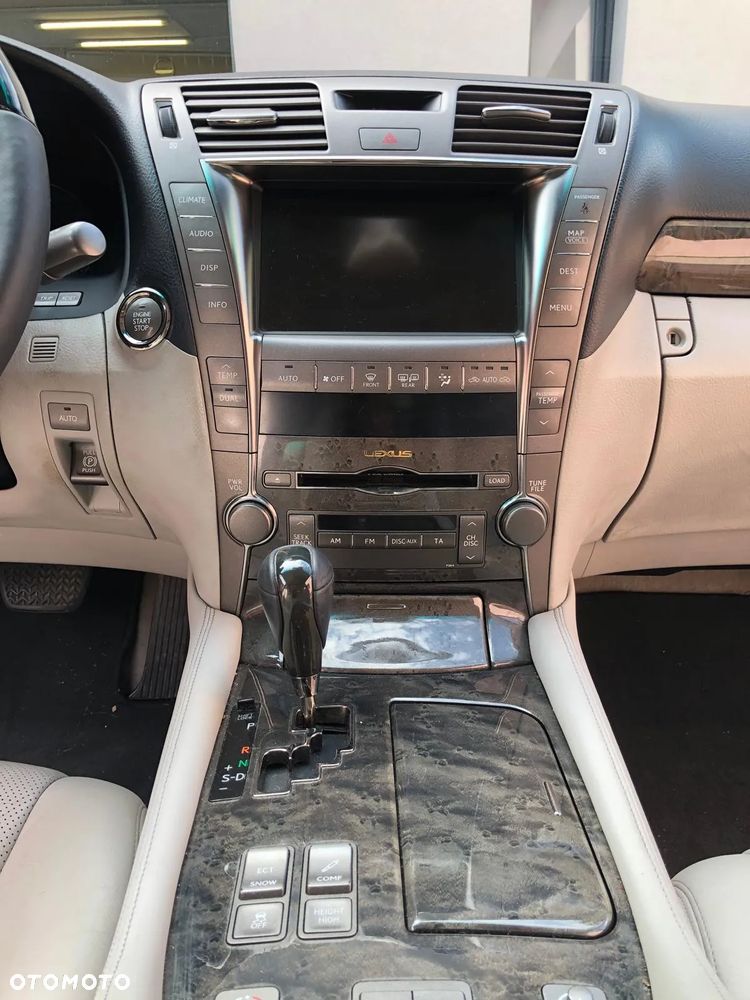 Lexus LS 460 AWD - 3