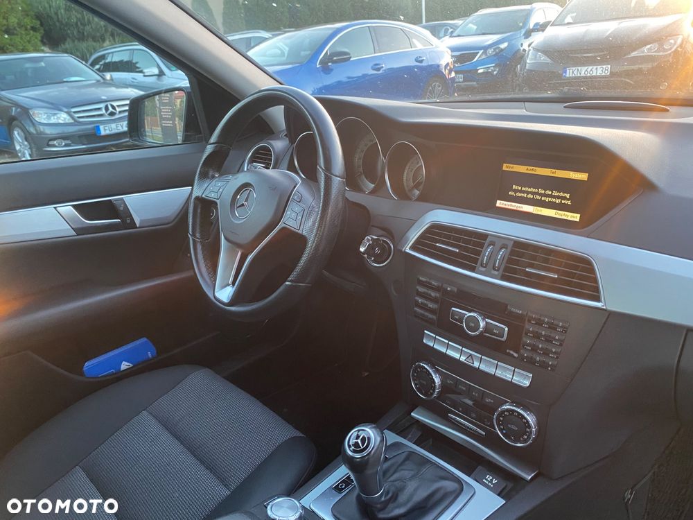 Mercedes-Benz Klasa C 180 CGI Automatik BlueEFFICIENCY Avantgarde - 24