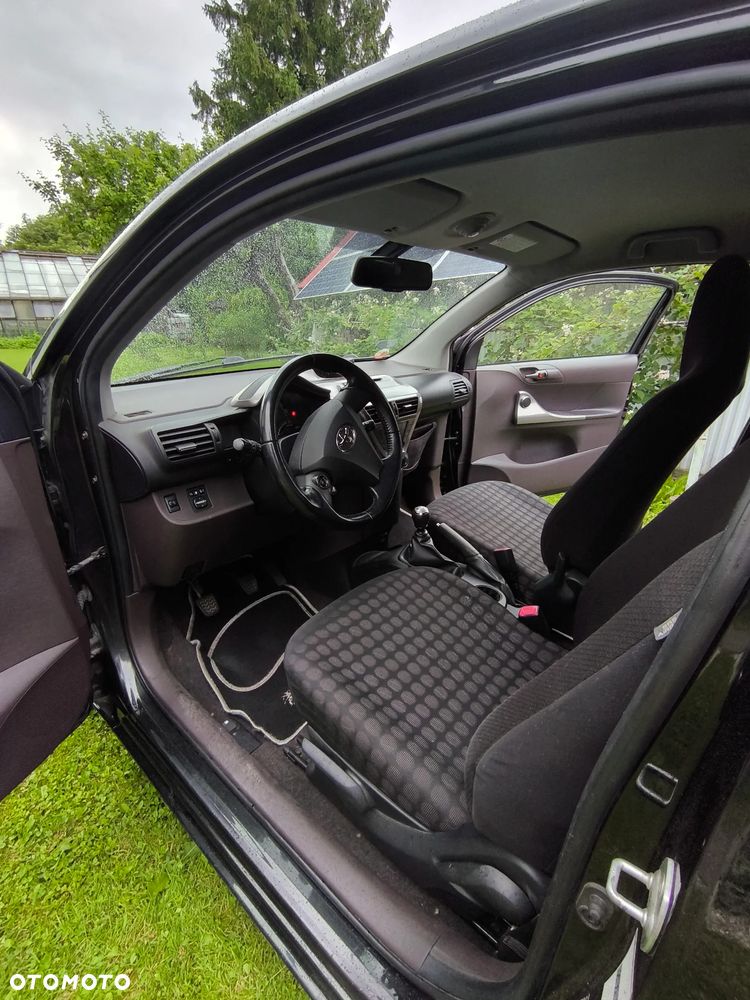 Toyota iQ - 8