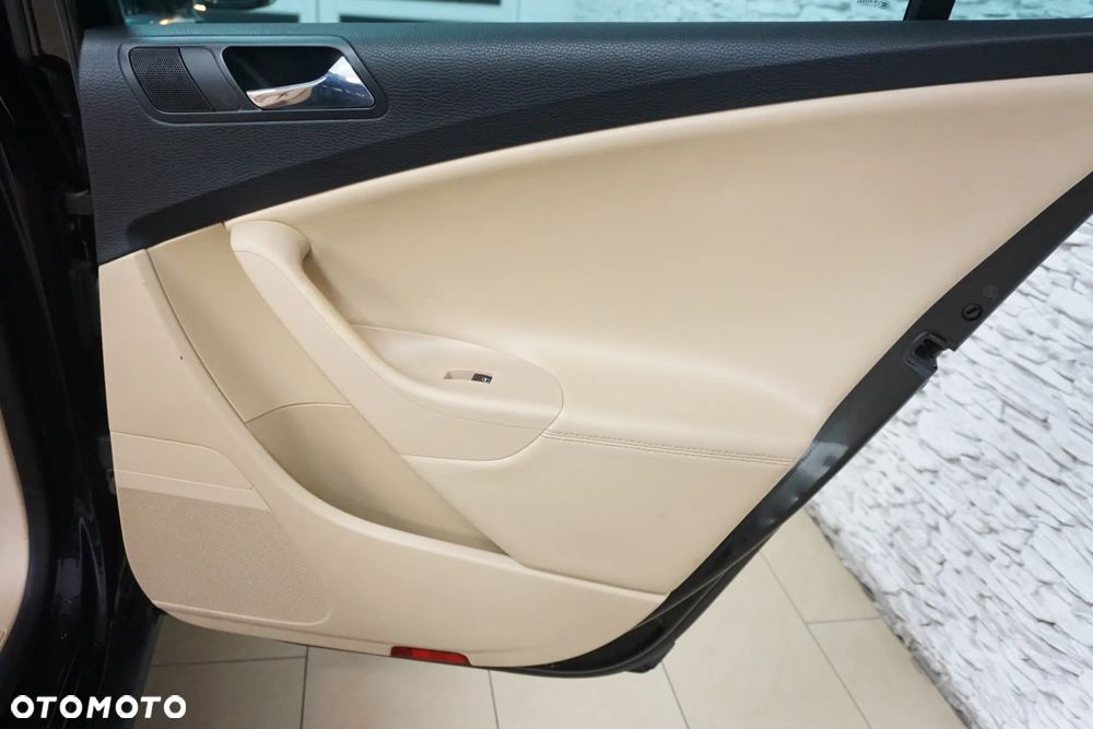Volkswagen Passat 2.0 TDI DSG Comfortline - 24