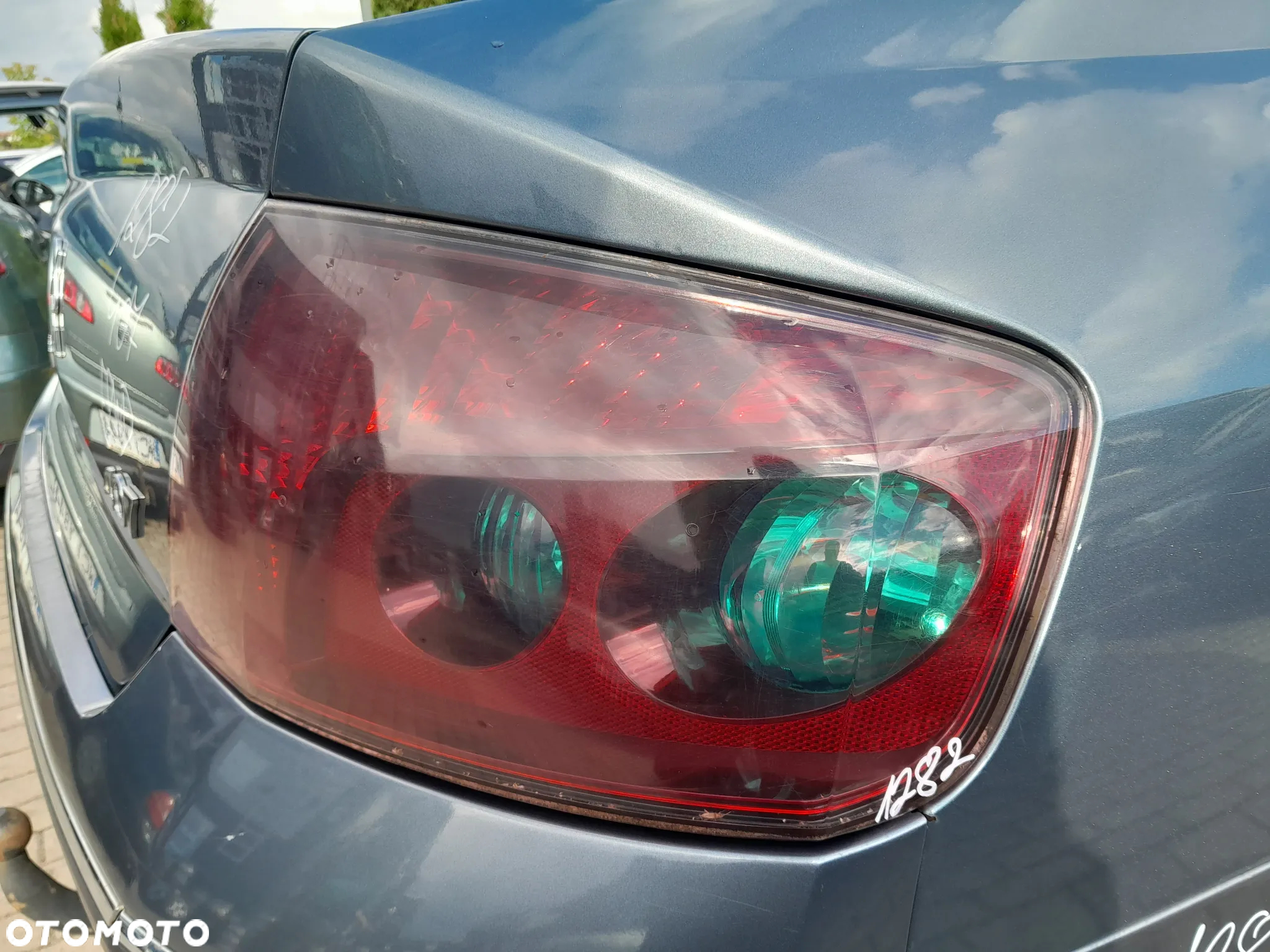 PEUGEOT 407 LAMPA TYLNA PRAWA W BŁOTNIK - 2