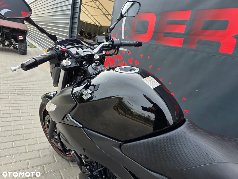 Suzuki GSR - 9