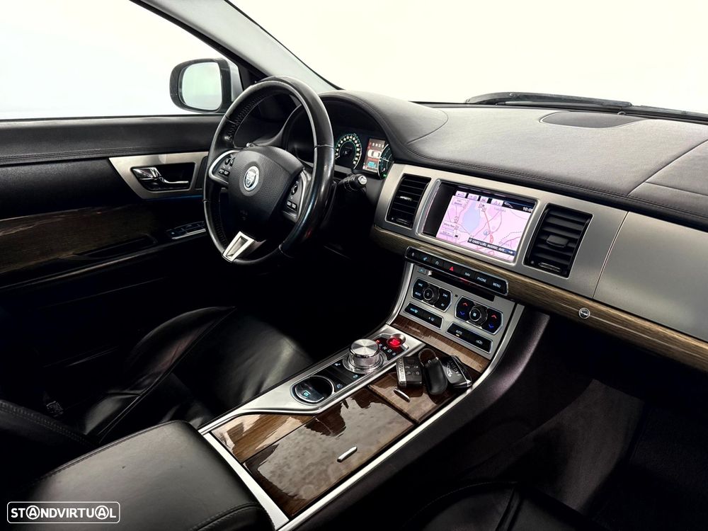 Jaguar XF 2.2 D Premium Luxury - 41
