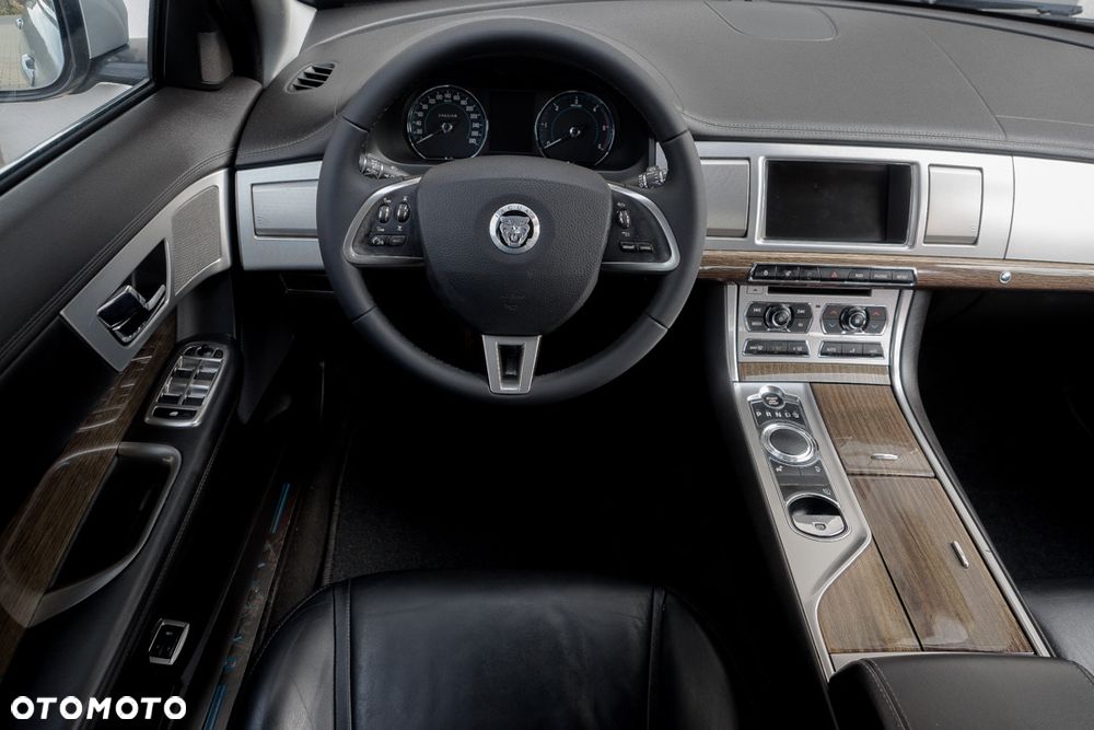 Jaguar XF 2.2 D Luxury - 35