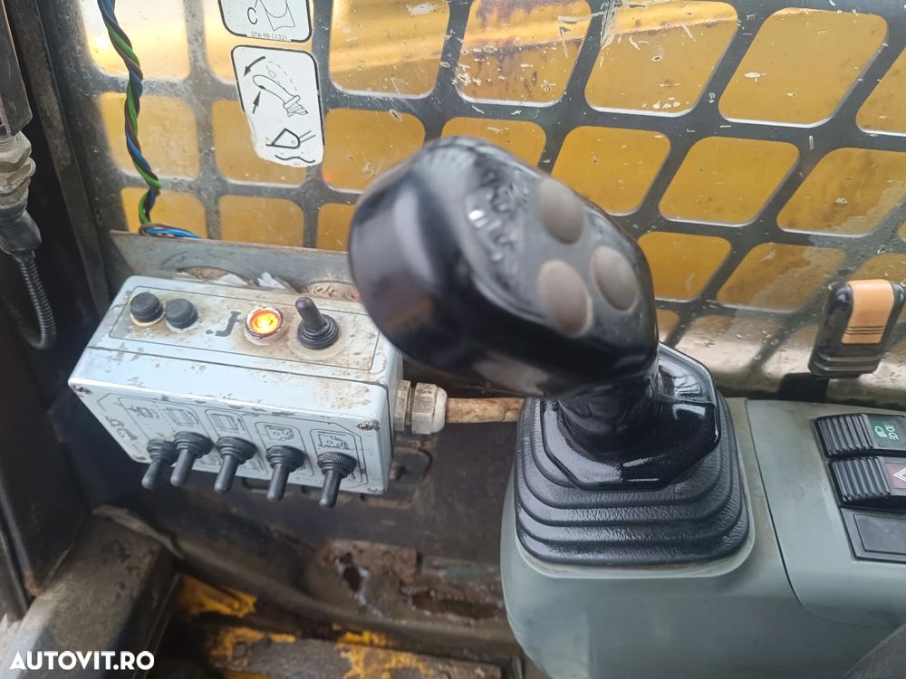 Komatsu SK815 Turbo - 11