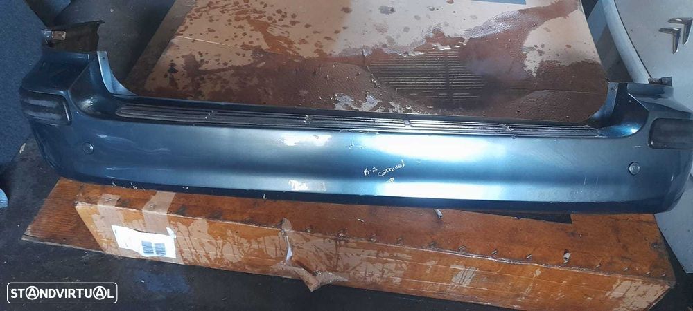 Parachoques traseiro Kia Carnival 2003 - 1