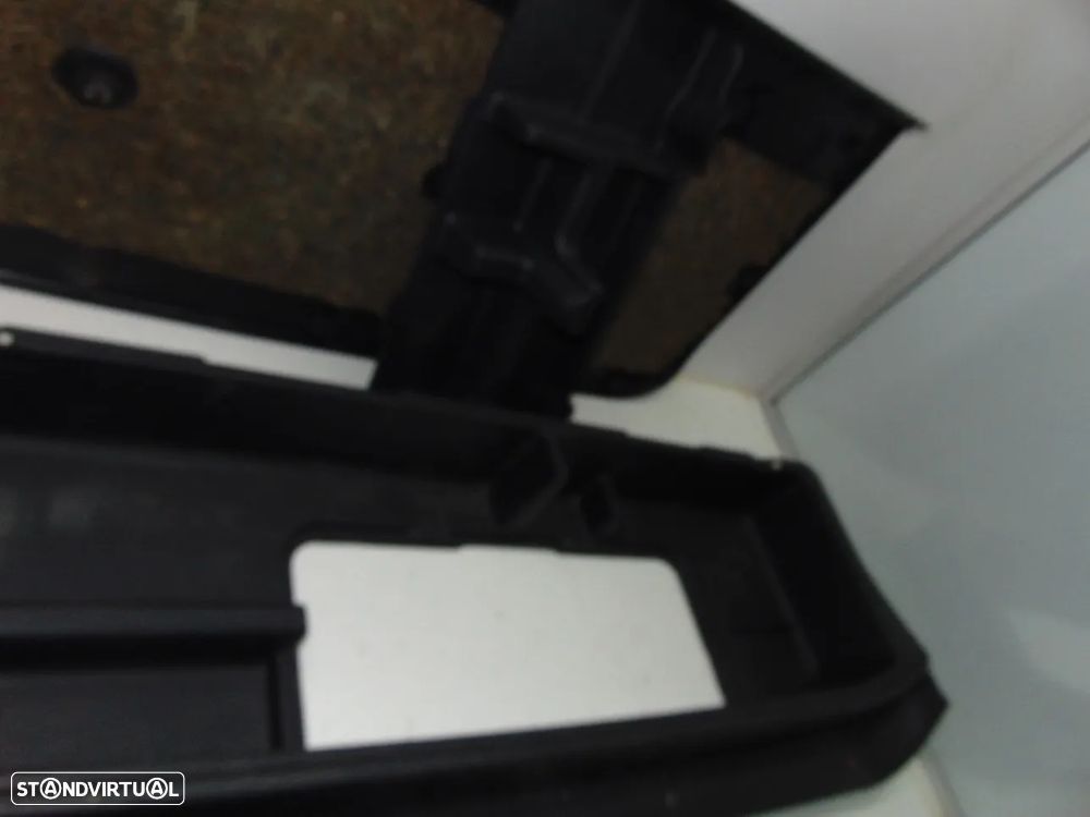 Mitsubishi Pajero caixa arrumos mala - 10