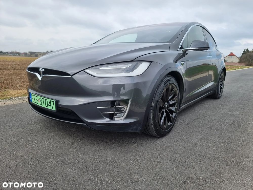 Tesla Model X - 10