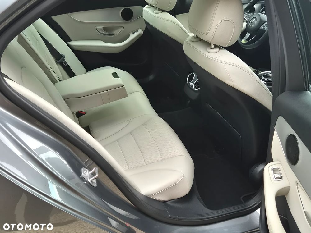 Mercedes-Benz Klasa C 300 7G-TRONIC AMG Line - 13