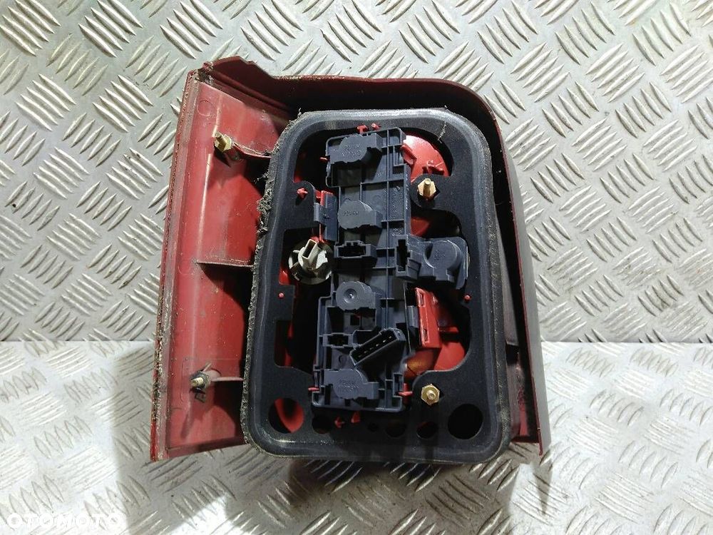 LAMPA PRAWA TYLNA VOLKSWAGEN PASSAT B5 - 2