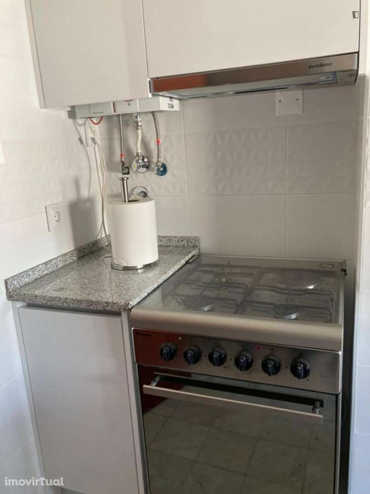 Quarto - localizado em Benfica Lisbon - Grande imagem: 3/26