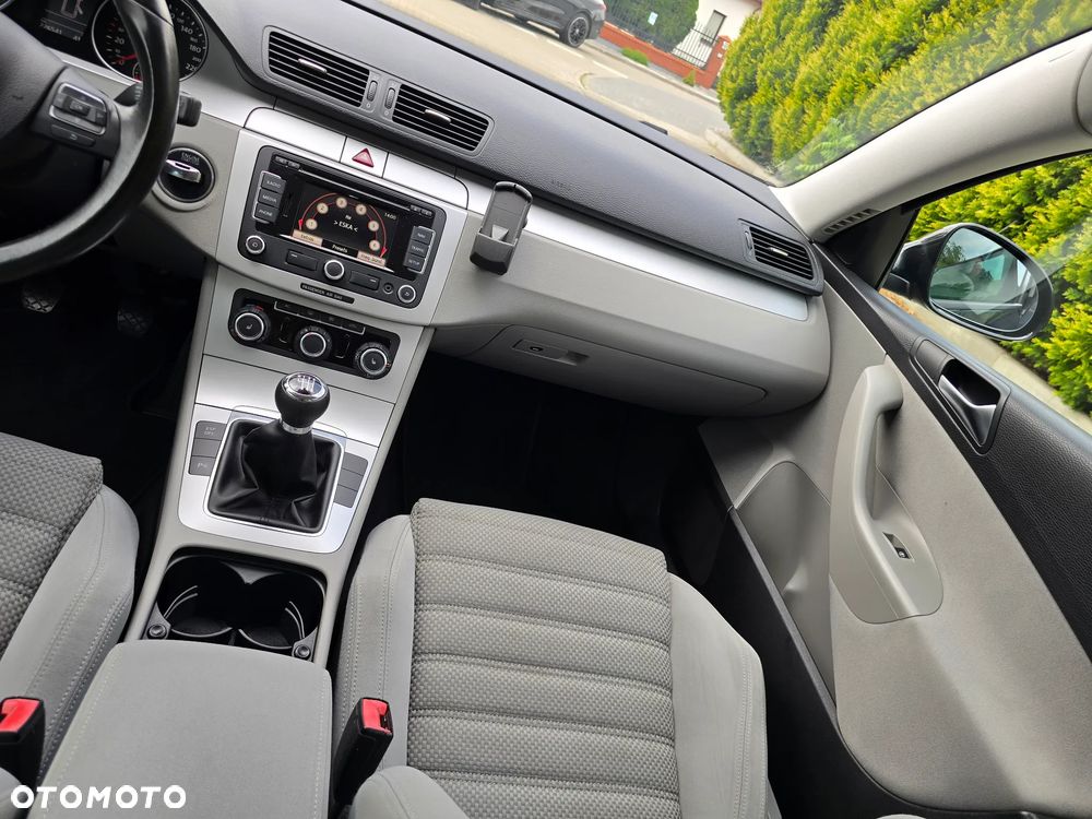 Volkswagen Passat 2.0 TDI DPF BlueMotion Technology Sportline - 30
