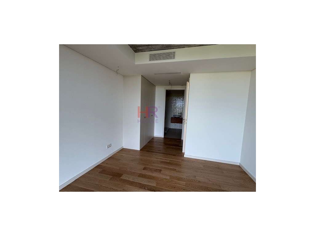Vende-se T2 com suite, quarto e wc de apoio com aparcamento privati... - Grande imagem: 5/21