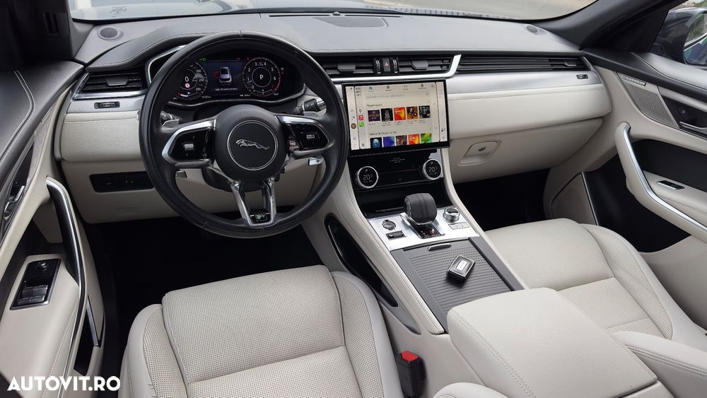 Jaguar F-Pace P250 AWD R-Dynamic SE - 5