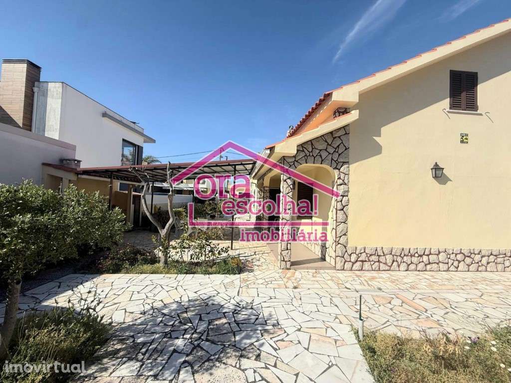 Moradia ISOLADA T5 em terreno 496 m2 em Fernão Ferro com garagem. - Grande imagem: 3/37