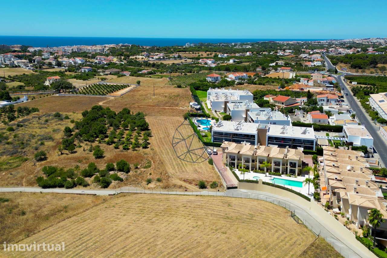 Terreno plano com projeto aprovado para construção de 5 moradias com p - Grande imagem: 4/15