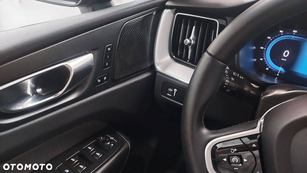 Volvo XC 60 B4 D Plus Dark - 24