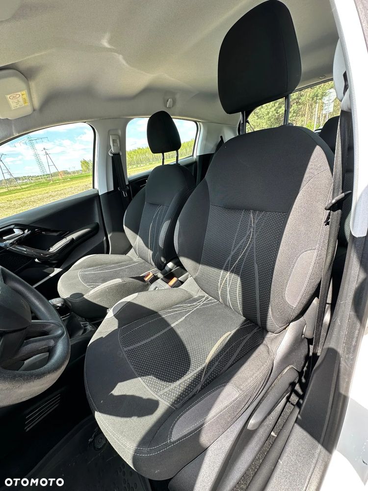 Peugeot 208 - 13