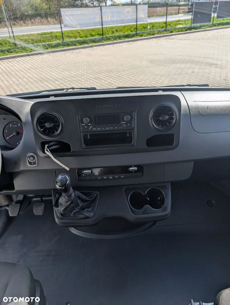 Mercedes-Benz Sprinter - 25