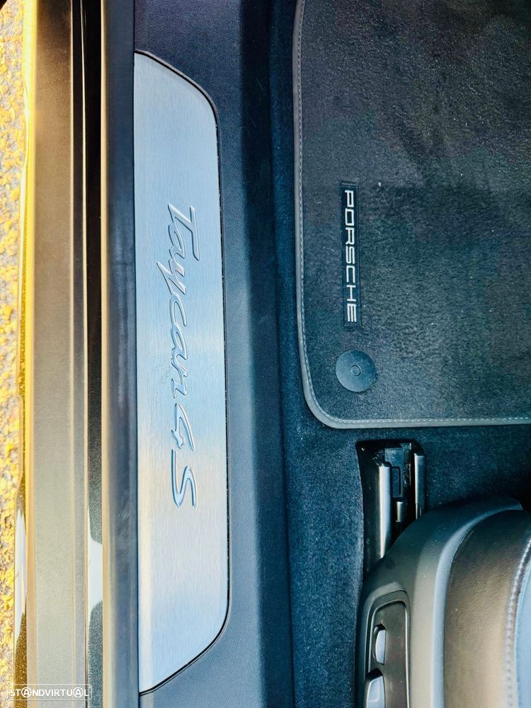 Porsche Taycan Cross Turismo - 17